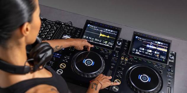 Cabina DJ profesional con reproductores AlphaTheta